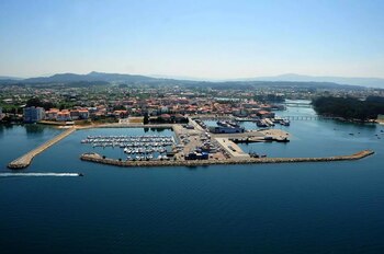 El puerto de Vilanova de Arousa y su entorno urbano, captados desde una perspectiva elevada sobre la ría.
