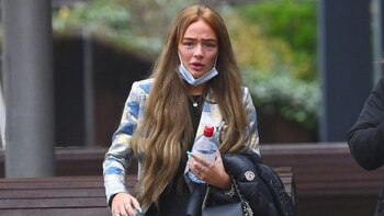 La joven se le impuso