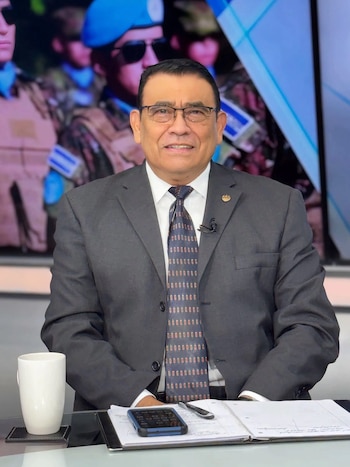 El oficial retirado señaló que ninguna nación puede intervenir de forma independiente dentro de la misión internacional. Sus palabras cobran relevancia tras el anuncio de Bukele de una posible operación militar para recuperar a los salvadoreños secuestrados. (Cortesía: Diálogo 21)