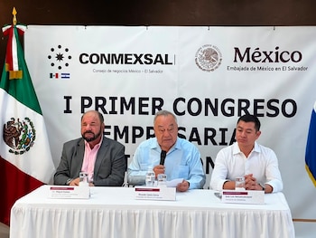 El embajador Ricardo Cantú Garza (al centro) sostuvo que México y El Salvador deben producir, invertir e innovar juntos para generar empresas, empleos y oportunidades para los jóvenes./ (Radio YSKL)