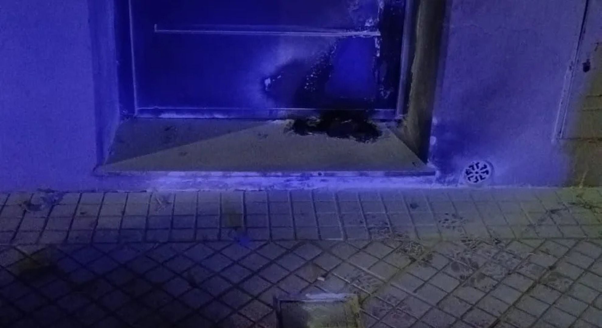 Así quedó la puerta de la sede sindical, luego de la detonación (Gentileza: Red Boing)