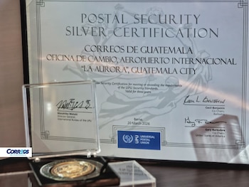 Certificado de Seguridad Postal de Plata de la UPU para Correos de Guatemala, con un sello redondo dorado en una caja transparente y el logo de Correos