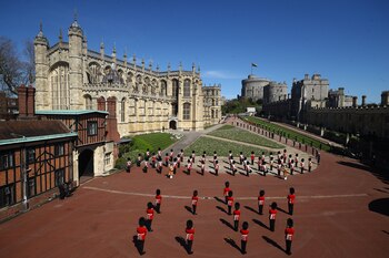 En las afueras del castillo, la guardia acompaña el discreto funeral del príncipe Felipe