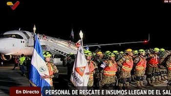 Personal de rescate e insumos llegaron a Venezuela desde El Salvador (Captura de pantalla de VTV)