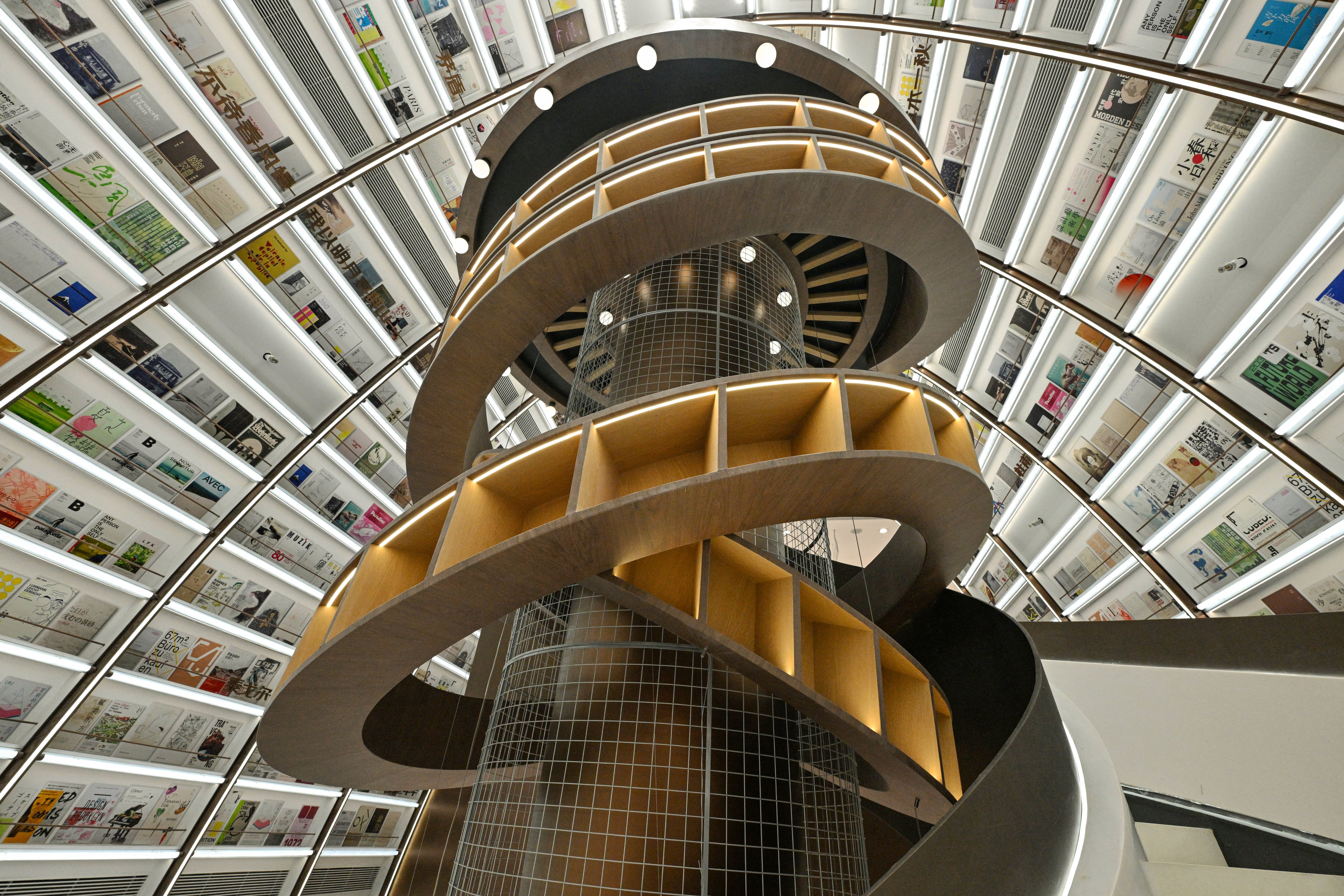 Una fantástica escalera de caracol da la bienvenida a los visitantes de una gigantesca librería en Tianjin, en el norte de China