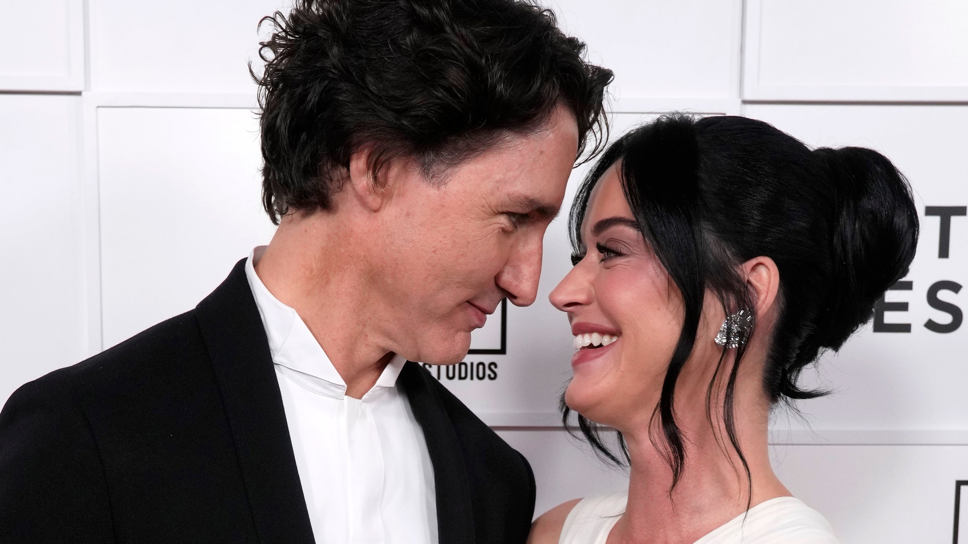 La cantante aseguró que su relación con el ex primer ministro canadiense le ha dado estabilidad en una etapa clave de su vida. (Photo by Charles Sykes/Invision/AP)