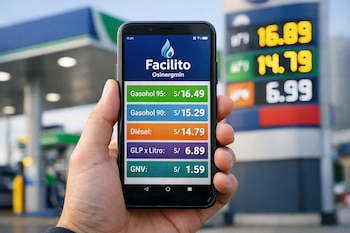 Una mano sostiene un teléfono móvil que muestra la aplicación Facilito de Osinergmin con precios de gasohol, diésel, GLP y GNV junto a una estación de servicio.