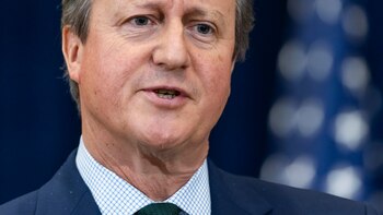 Cameron viaja a París y