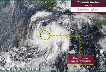 Imagen satelital de una formación nubosa en espiral sobre el mar, con una línea que señala el núcleo del ciclón y rótulos en los bordes