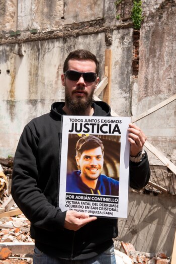 Esteban, con la foto de