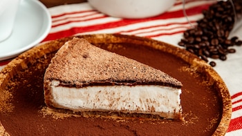 Receta de tarta de queso y café, un postre sin horno perfecto para el verano
