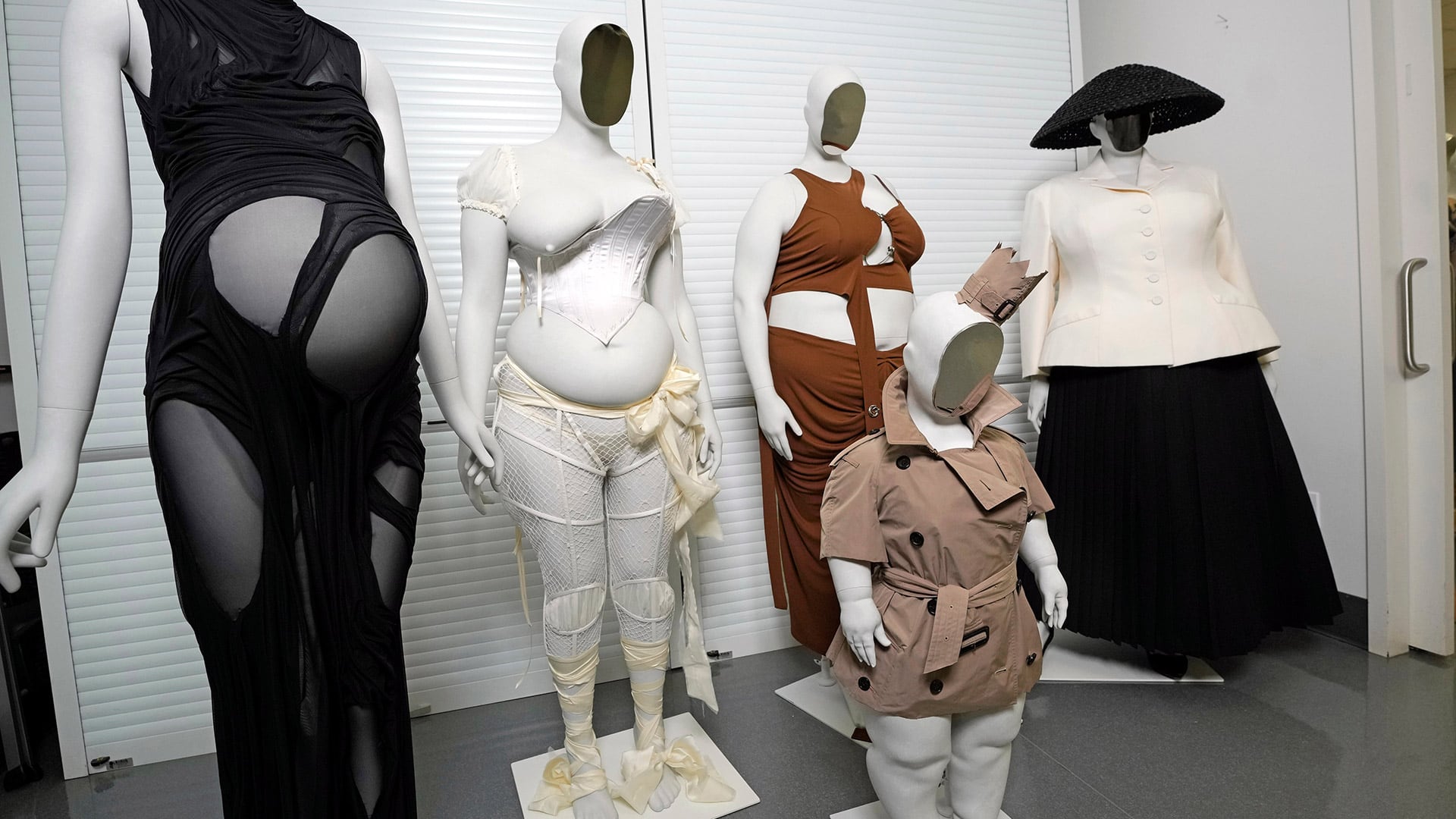 La exposición “Costume Art” introduce maniquíes diversos que reflejan distintos tipos de cuerpo. (Photo by Charles Sykes/Invision/AP)