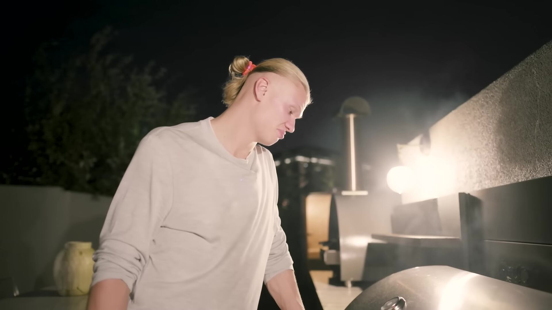 Haaland disfruta de su parrilla en el parque