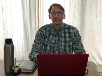 Pablo trabaja en turismo y