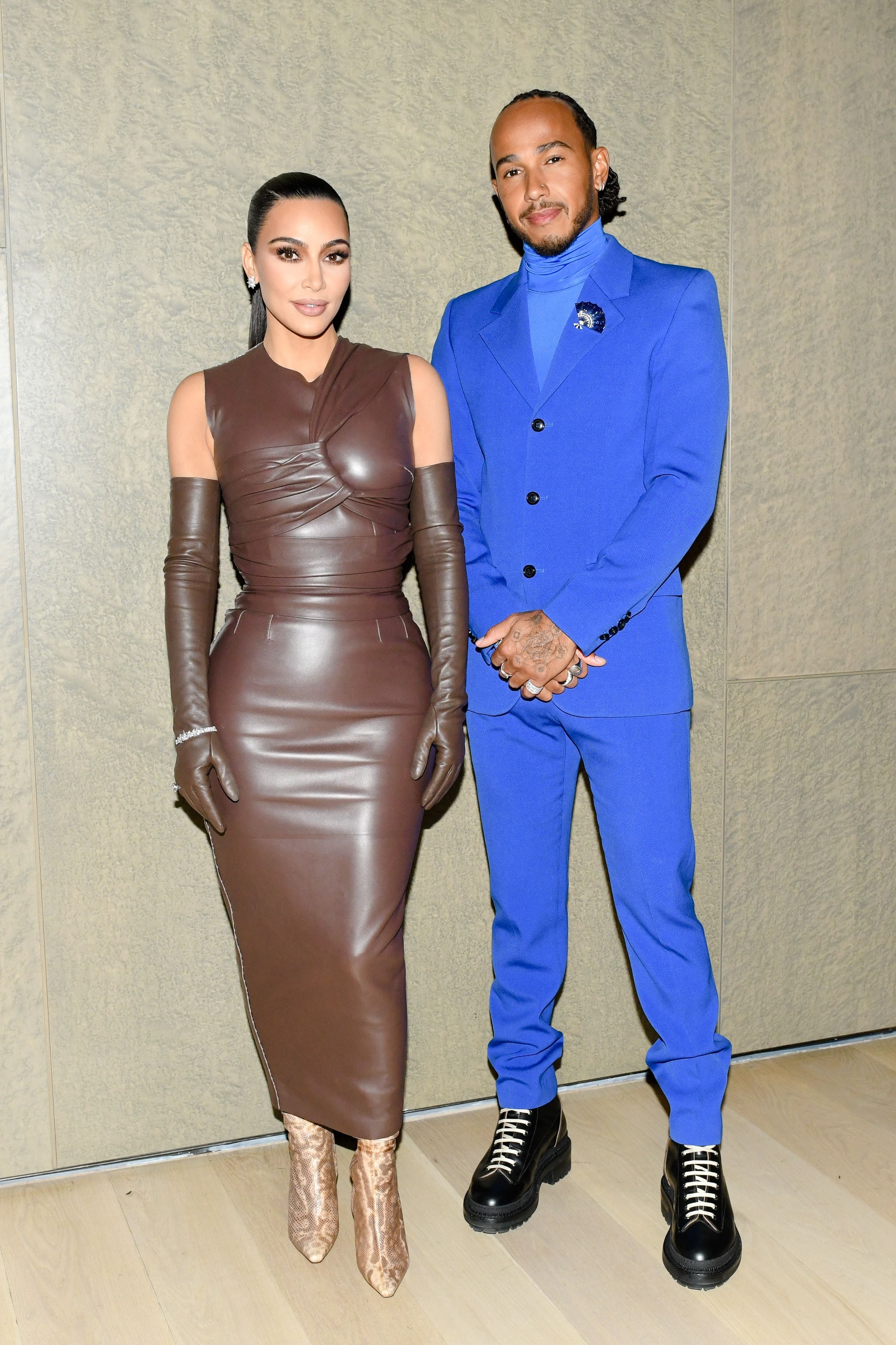 La elegancia formal de Kim Kardashian y el color vibrante del traje de Lewis Hamilton redefinen el concepto de estilo en pareja (Grosby/Joe Schildhorn/BFA.com)
