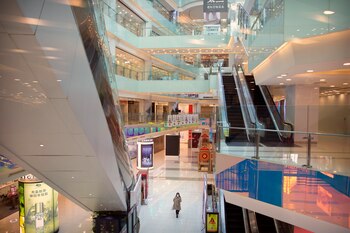 Una mujer camina por un