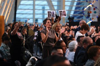 Familiares de las víctimas durante