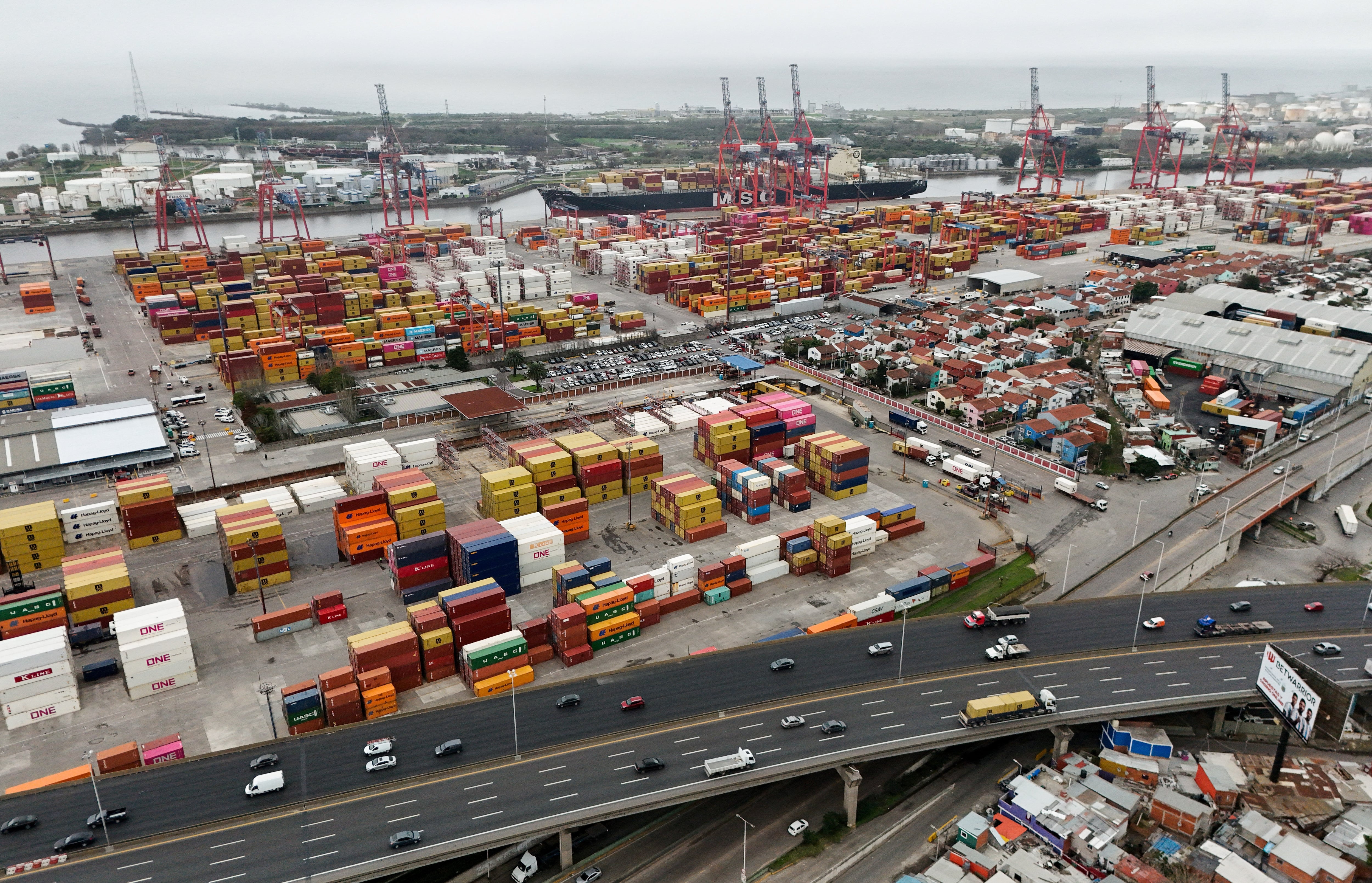 La apertura total de las importaciones vuelve más complejo el contexto para los empresarios (Foto: Reuters)