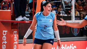 Nicole Pérez supera la valla