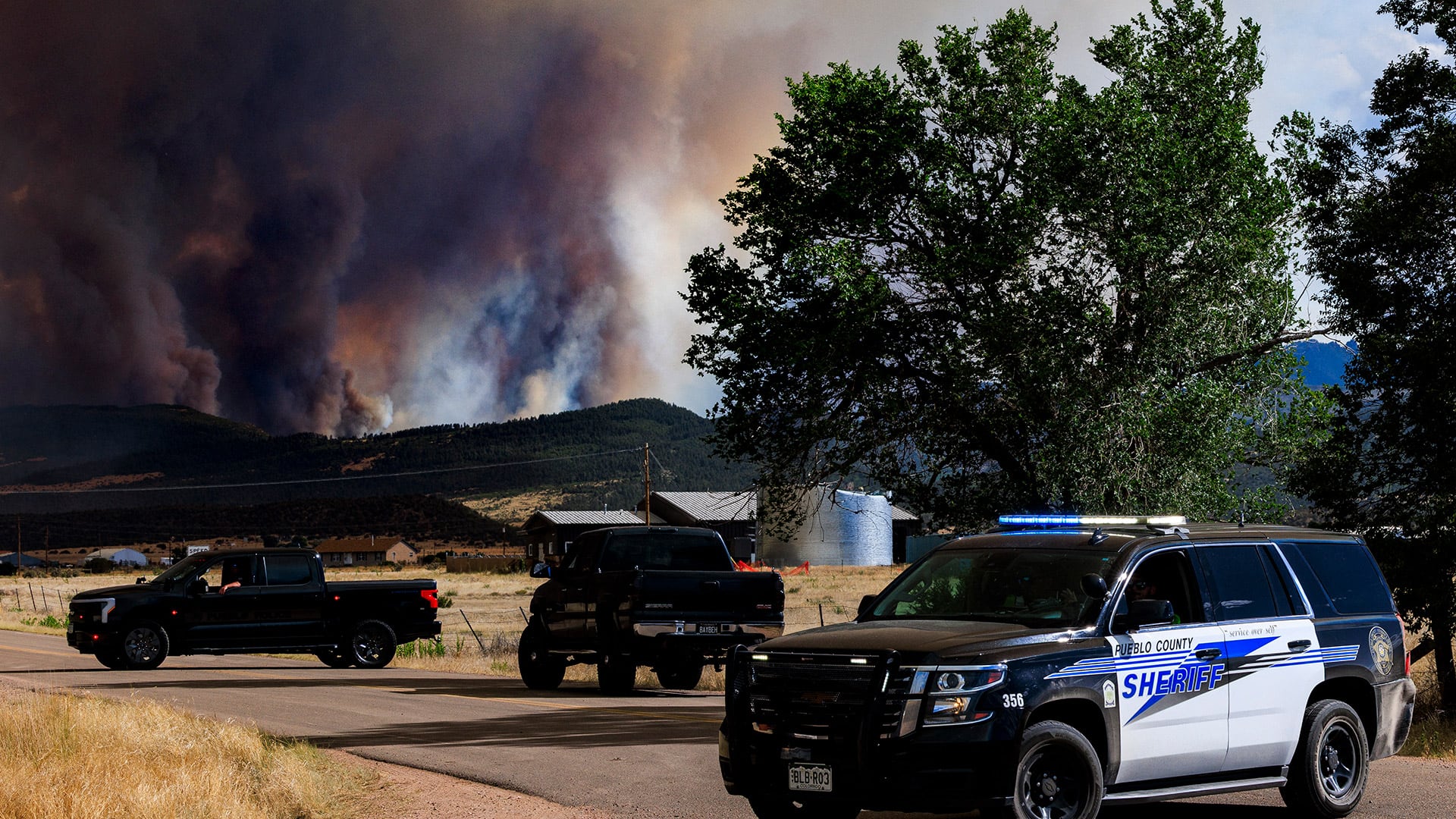 Más de 4.000 personas fueron evacuadas por el incendio Aspen Acres y las órdenes de salida obligatoria siguen vigentes en varias localidades. (Michael Ciaglo via AFP)