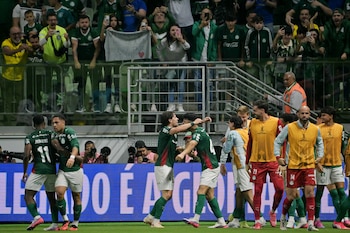 Palmeiras' Argentine defender #04 Agustin Giay (C) celebrates with teammates after scoring during the Copa Libertadores quarter-final first leg football match between Brazil's Palmeiras and Ecuador's Liga de Quito at the Nubank Parque stadium in Sao Paulo, Brazil on September 9, 2026. (Photo by NELSON ALMEIDA / AFP)