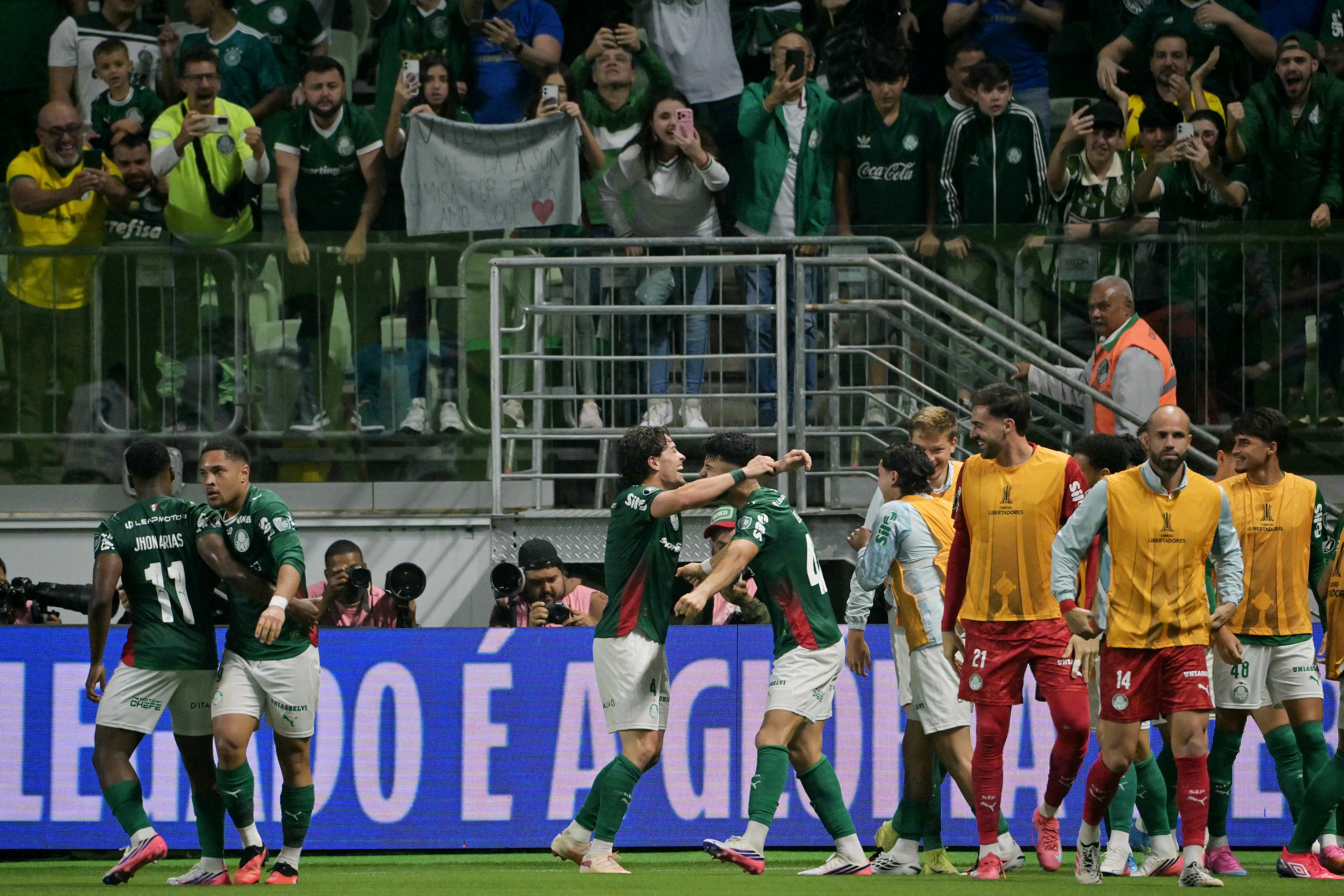 Agustín Giay celebrando su gol con sus compañeros del Palmeiras-crédito Nelson Almeida/AFP