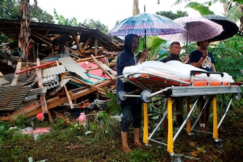 Un terremoto de magnitud 7,7 sacudió la región de Flores, en Indonesia, y activó alertas tempranas de tsunami en varias provincias. (REUTERS/Ajeng Dinar Ulfiana)
