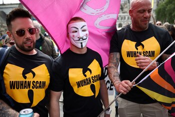 Manifestantes protestan por la actuales