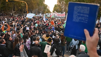 Plan de Alfabetización, universidades, becas y salarios docentes: cuáles son los recortes que el Gobierno hizo en educación horas antes de la marcha