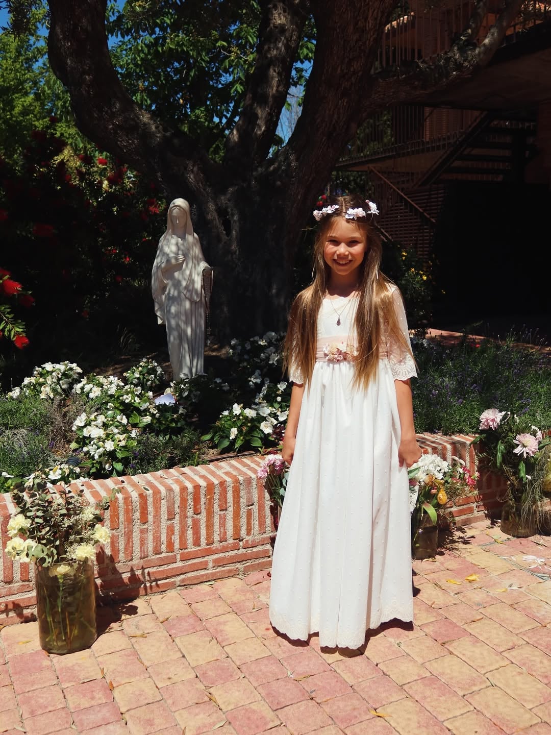 La pequeña Francesca, feliz en un día muy importante para ella y su familia