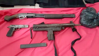 Una escopeta 12.70, una pistola