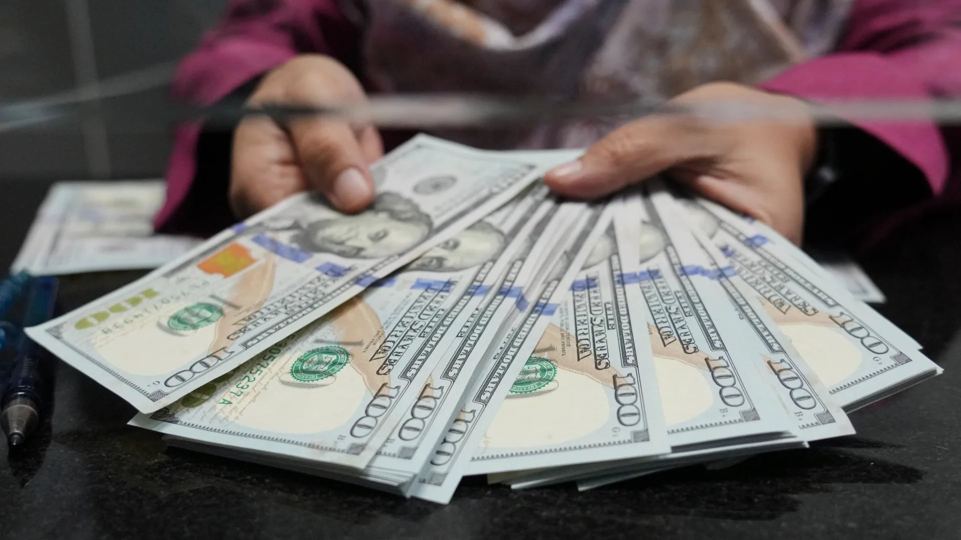 La caída ocurrió en una sesión marcada por distintos elementos internacionales que impactaron en la evolución del dólar. Foto: AP Photo