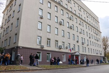 Muchos hombres se esconden o