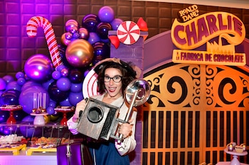 Willy Wonka invadió calle Corrientes: el adelanto de Charlie y la fábrica de chocolate a pura magia y canto