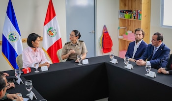La ministra de Educación salvadoreña, Karla Trigueros, acompañó a la comitiva y explicó el esquema pedagógico del plantel a la presidenta Keiko Fujimori./ (Secretaría de Prensa)