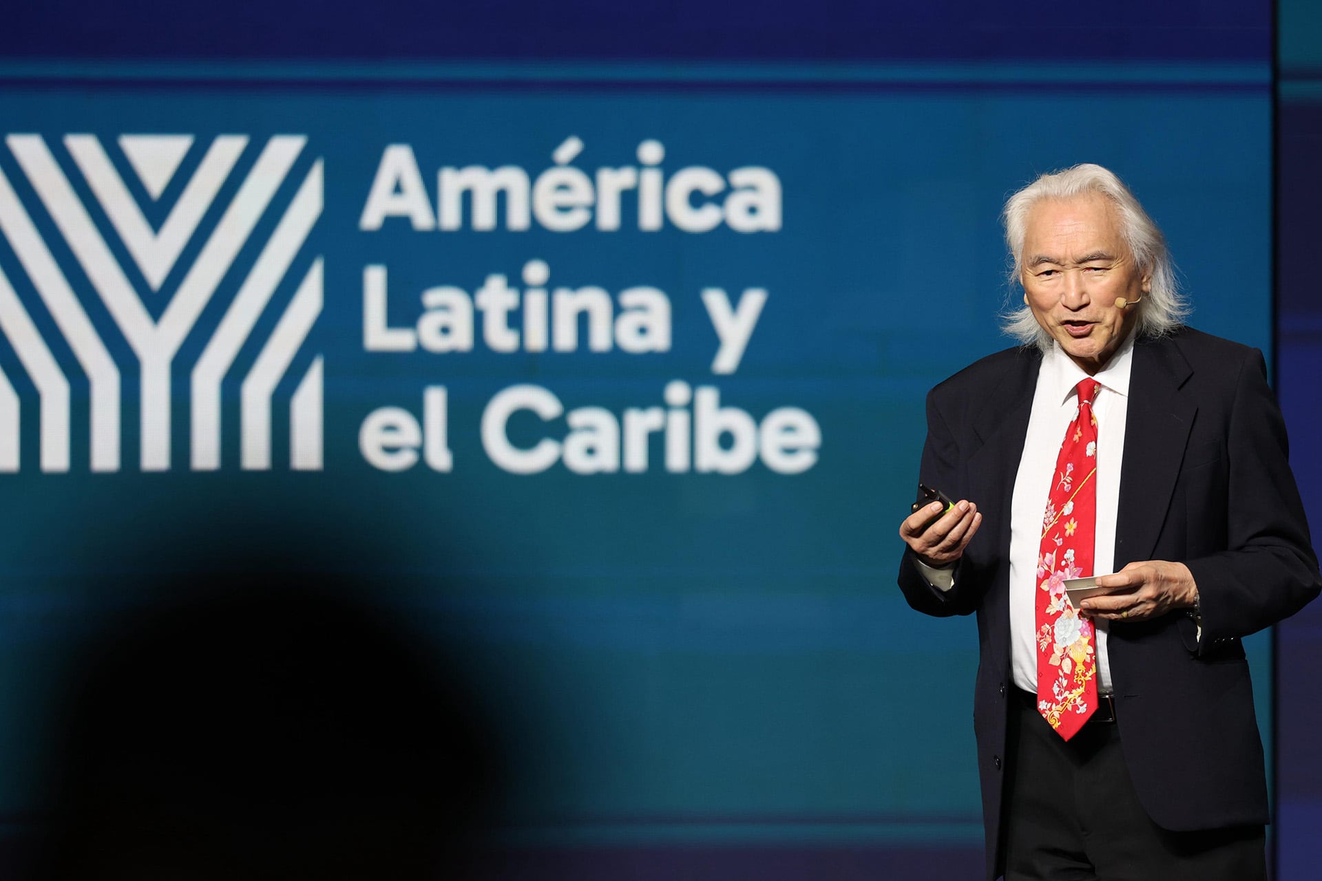 Michio Kaku durante su disertación en el Foro Económico Internacional América Latina y el Caribe 2026, donde analizó los desafíos y oportunidades de la región en tecnología