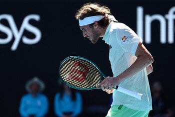 Tsitsipas avanzó a la siguiente
