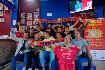 La plantilla del Astur celebra su emparejamiento con el Real Valladolid. (Paco Paredes/EFE)