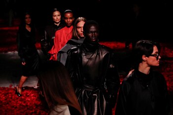 Modelos presentan creaciones de la