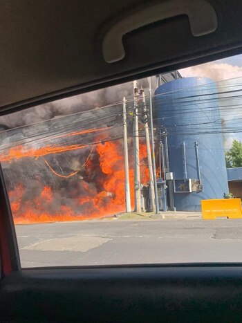 Las llamas fueron vistas a