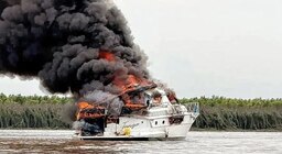 Impactante incendio de un yate en el río Paraná