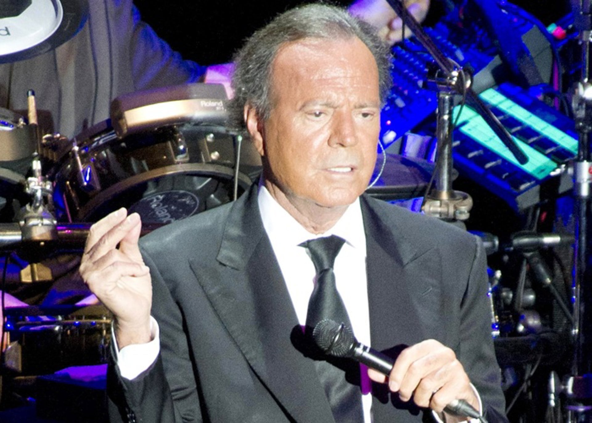 Julio Iglesias aprendió a tocar la guitarra mientras estaba en rehabilitación.