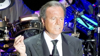 Julio Iglesias vuelve a pedir