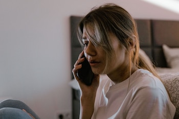 Los delincuentes suelen advertir sobre transacciones irregulares, bloqueos de cuentas o actualizaciones pendientes antes de solicitar credenciales, pagos, instalaciones de aplicaciones o acceso remoto a dispositivos - Truecaller