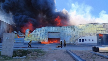Impactante incendio en un depósito