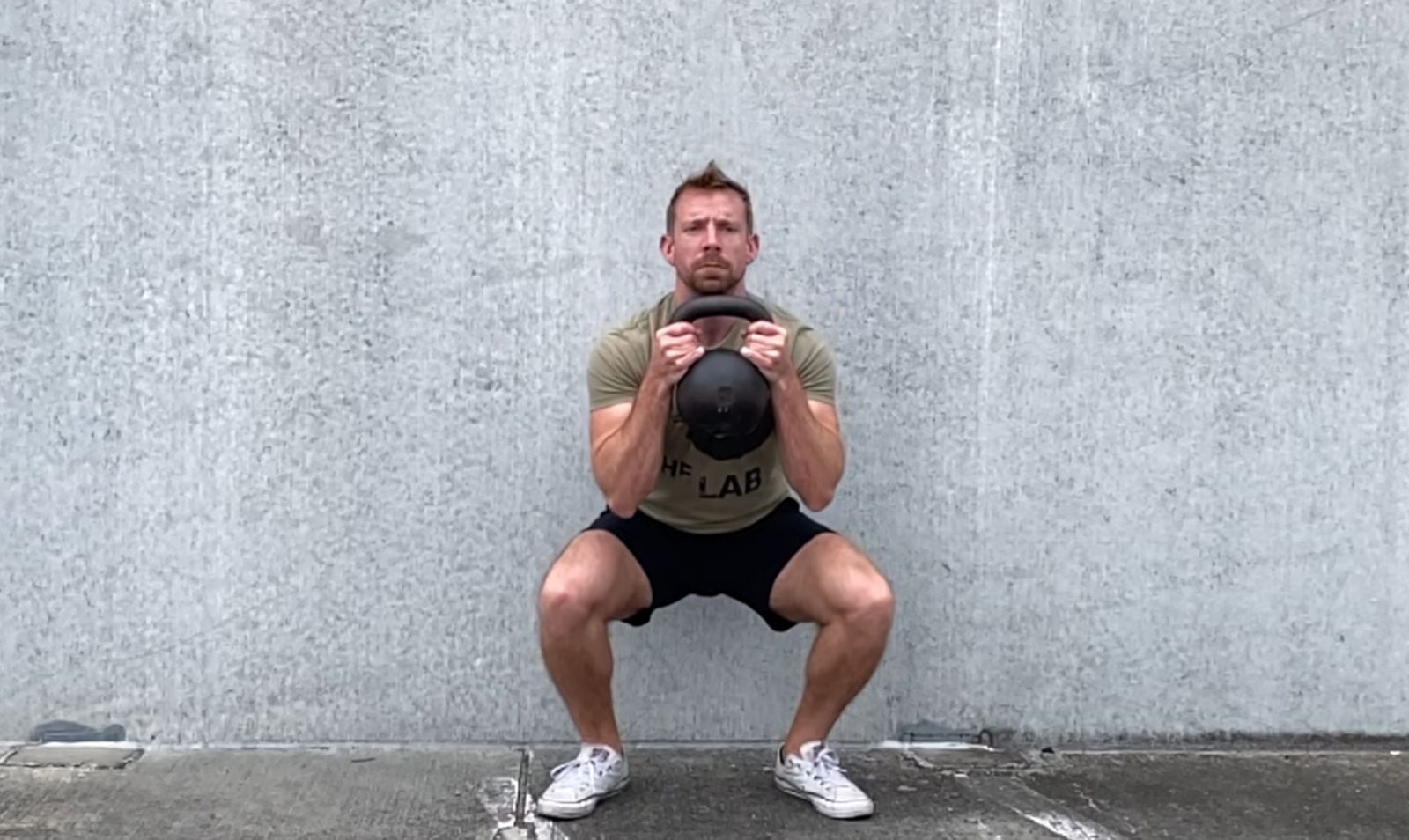 Un calentamiento progresivo y ejercicios complementarios como sentadilla goblet, peso muerto rumano y sentadilla búlgara optimizan la eficacia del método invertido (Captura de video: YouTube)