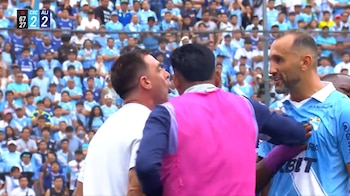 Hernán Barcos y Pablo Guede fueron separados tras tensa discusión en el estadio Alberto Gallardo.