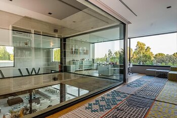 En el exterior hay piscina,