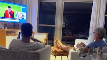 No viajó con el equipo para el debut en la Copa Sudamericana y la imagen donde siguió el partido se hizo viral