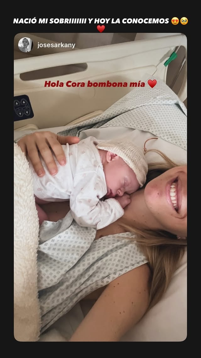 Clara Sarkany sostiene a su sobrina Cora, la recién nacida hija de Josefina Sarkany, en el hospital.